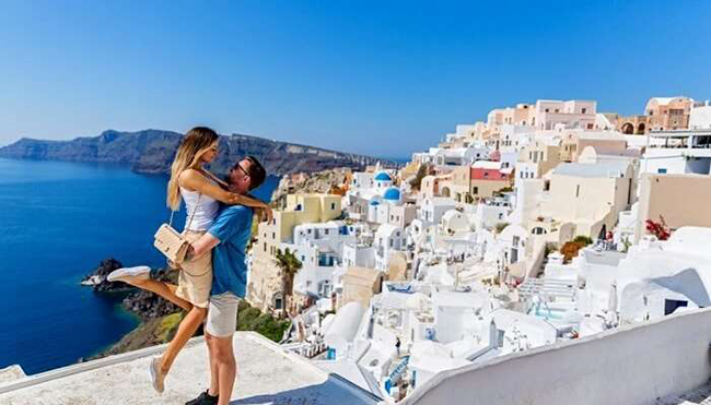 Santorini, Hy Lạp: Santorini chắc chắn là một trong những địa điểm lãng mạn nhất trên thế giới và cũng vô cùng lộng lẫy. Những ngôi nhà màu trắng cùng&nbsp;khung cảnh ngoạn mục của biển Aegean tạo nên một khung cảnh quyến rũ để bạn thỏa thích chụp những bức hình tuyệt đẹp để trưng lên mạng xã hội.&nbsp;
