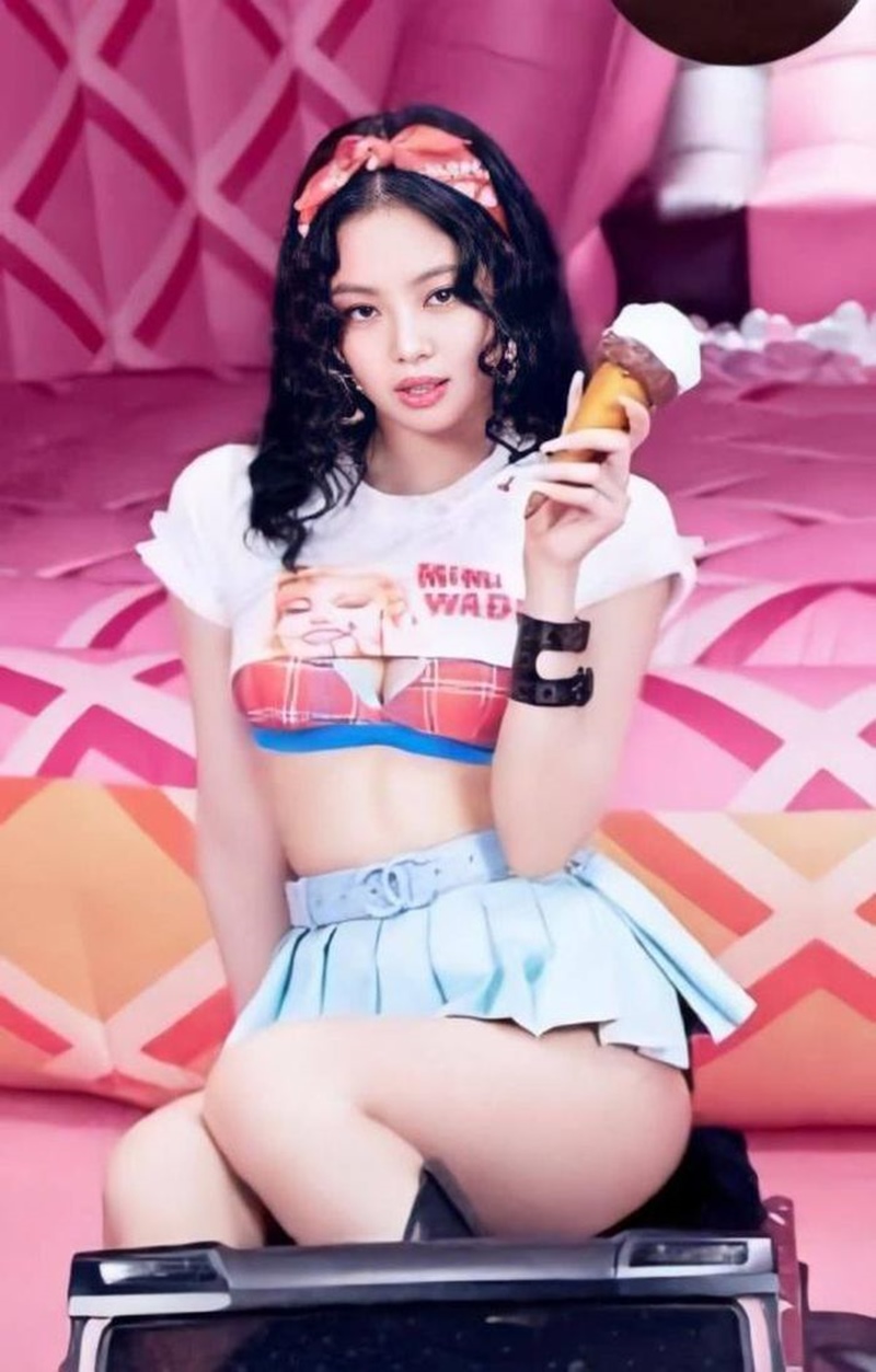 Jennie từng gặp ý kiến trái chiều vì chiếc váy quá ngắn khi quảng bá cho ca khúc "Ice Cream".