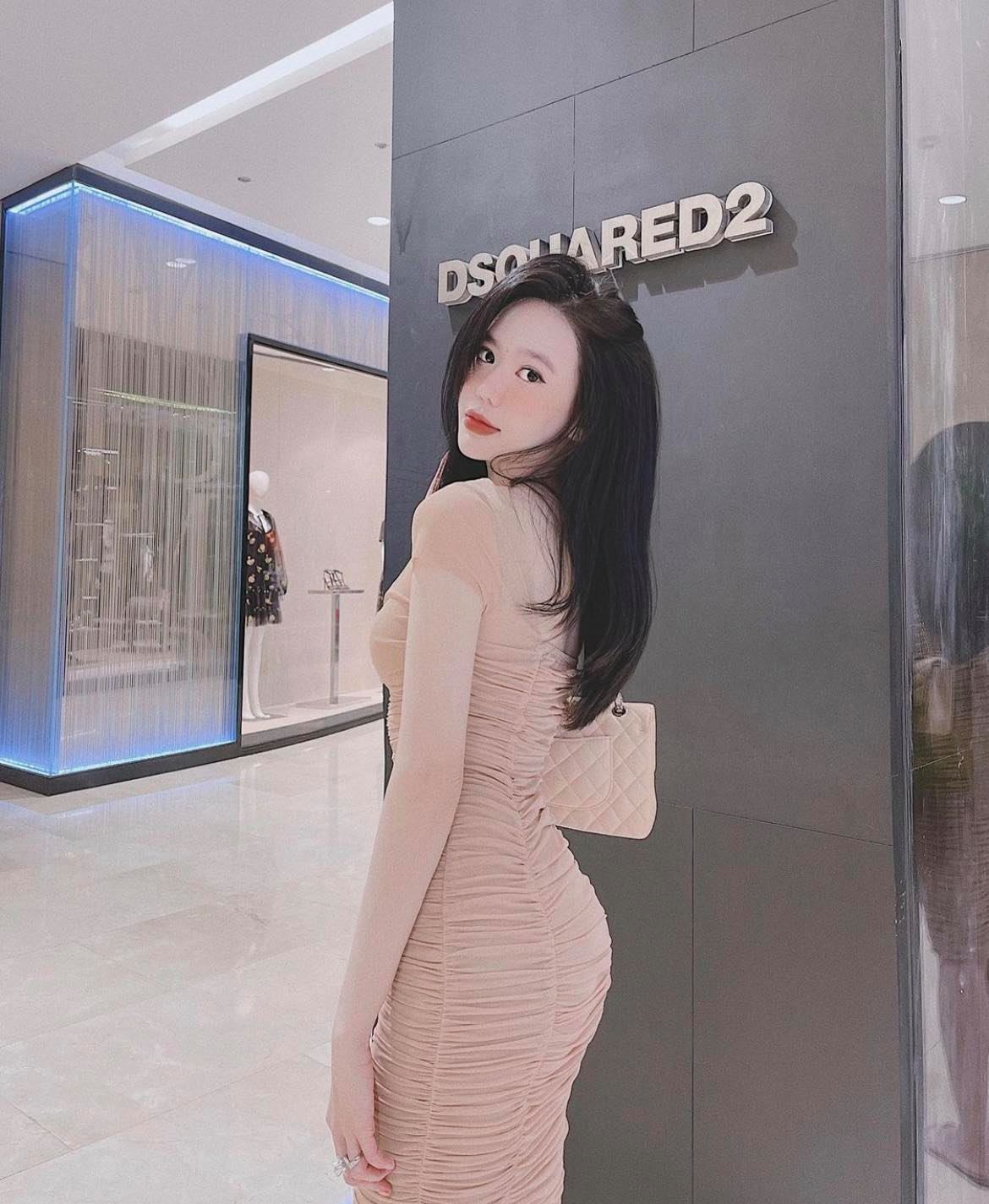 Vân Tiny sở hữu nhan sắc xinh đẹp, thân hình cân đối cùng gu thời trang sang chảnh.