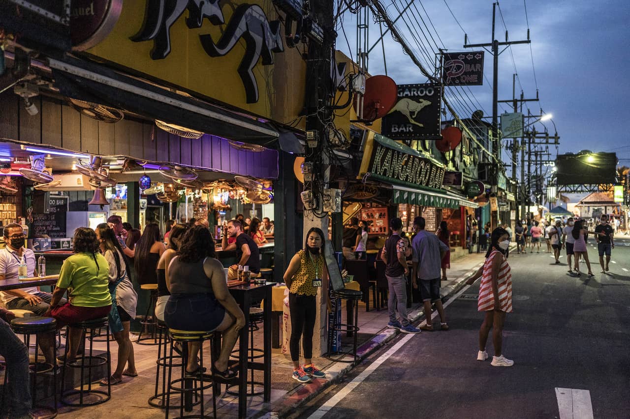 Một quán bar ở Phuket hôm 1/10. Ảnh: NYT