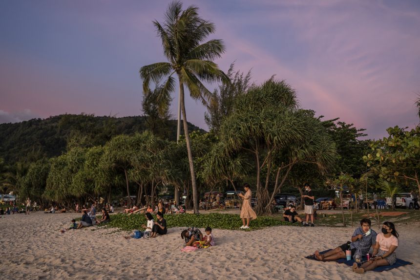 Theo NYT, mô hình "Hộp cát Phuket" đã biến hòn đảo lớn nhất Thái Lan thành khu cách ly với du khách nước ngoài đã tiêm chủng đầy đủ.&nbsp;Ảnh: NYT
