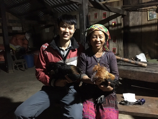 Anh Bình phải lặn lội đi vào các vùng bản xa xôi để mua được gà H'Mông thuần chủng.