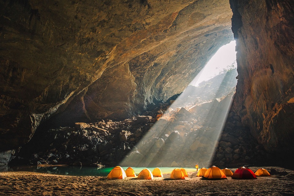 Cắm trại bên trong Hang Én.