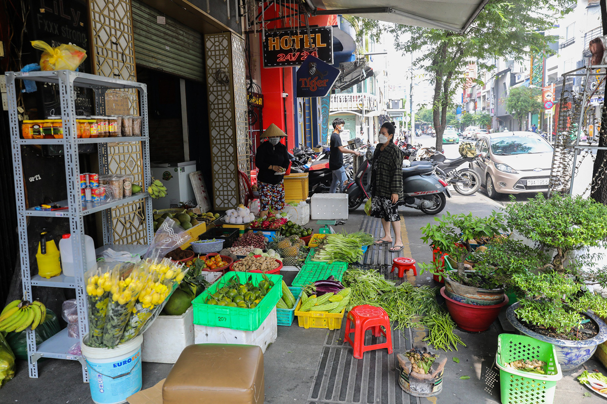 Các loại thực phẩm đủ loại được tiệm bày bán từ bên trong ra đến một phần vỉa hè phố đi bộ.