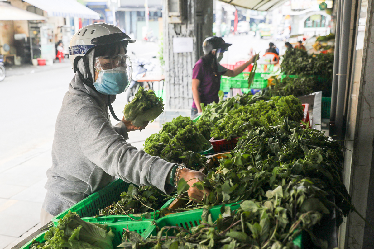 “Đoạn đường này gần nhà, những ngày gần đây các quán bar bán khá nhiều loại thực phẩm tươi, nhất là nhiều rau củ, giá cả cũng hợp lý nên tôi cùng&nbsp;nhiều bà con trong khu vực ghé mua rất tiện”, bà Nguyễn Tuyết Nhung, ngụ phường Phạm Ngũ Lão, quận 1 cho biết.