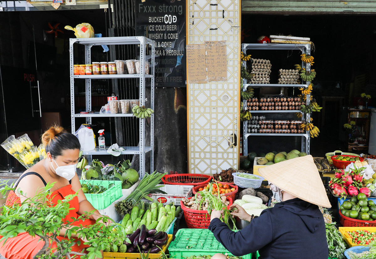 Các tiệm lớn nhỏ phần lớn đều để sẵn bảng giá các mặt hàng cho khách tham khảo, lựa chọn.