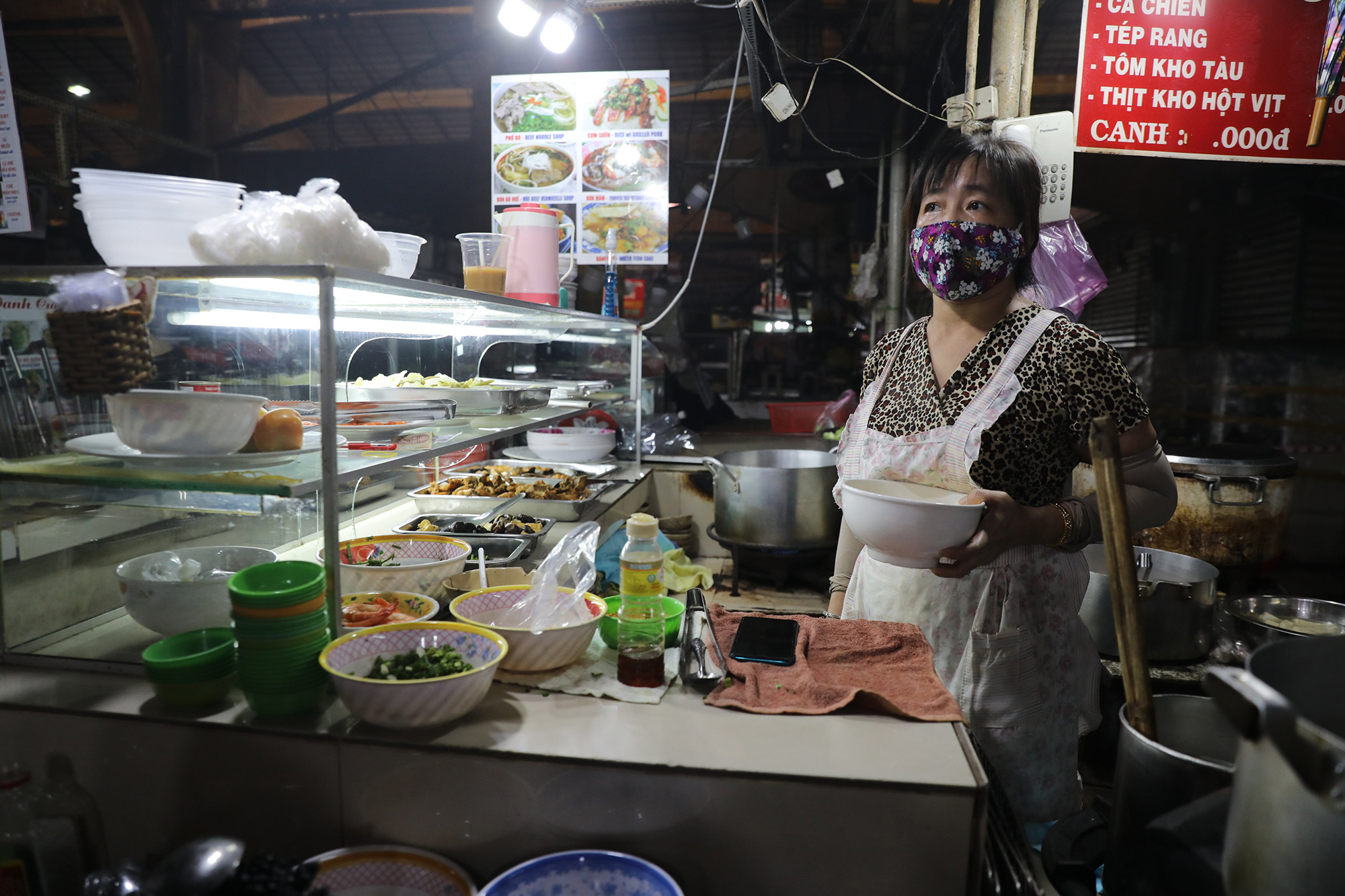 Chị Liên, chủ gian hàng ăn uống mở bán trong chợ cho biết, khách hàng ngoài bán mang đi, đôi khi khách là các tiểu thương trong chợ. Dù giá nguyên liệu cao nhưng chị vẫn không tăng giá bán nên cũng chưa có lời.