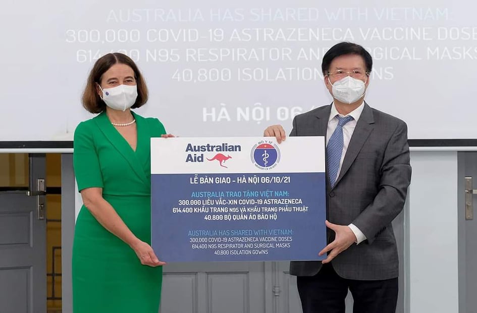 Việt Nam tiếp nhận thêm 300.000 liều vắc-xin COVID-19 và trang thiết bị từ Australia - 1