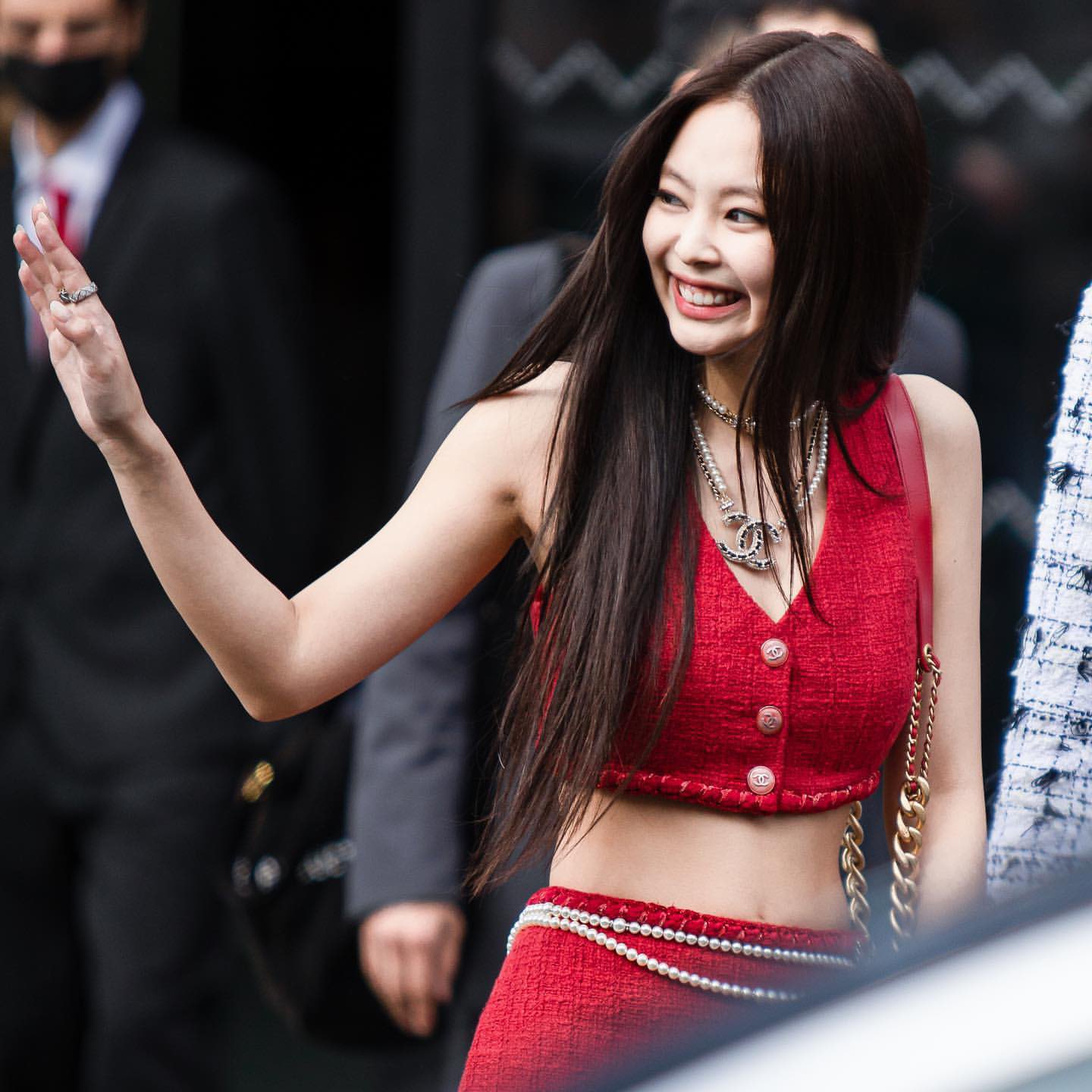 Jennie (Black Pink) thu hút sự chú ý của giới truyền thông khi xuất hiện tại&nbsp;Paris Fashion Week.