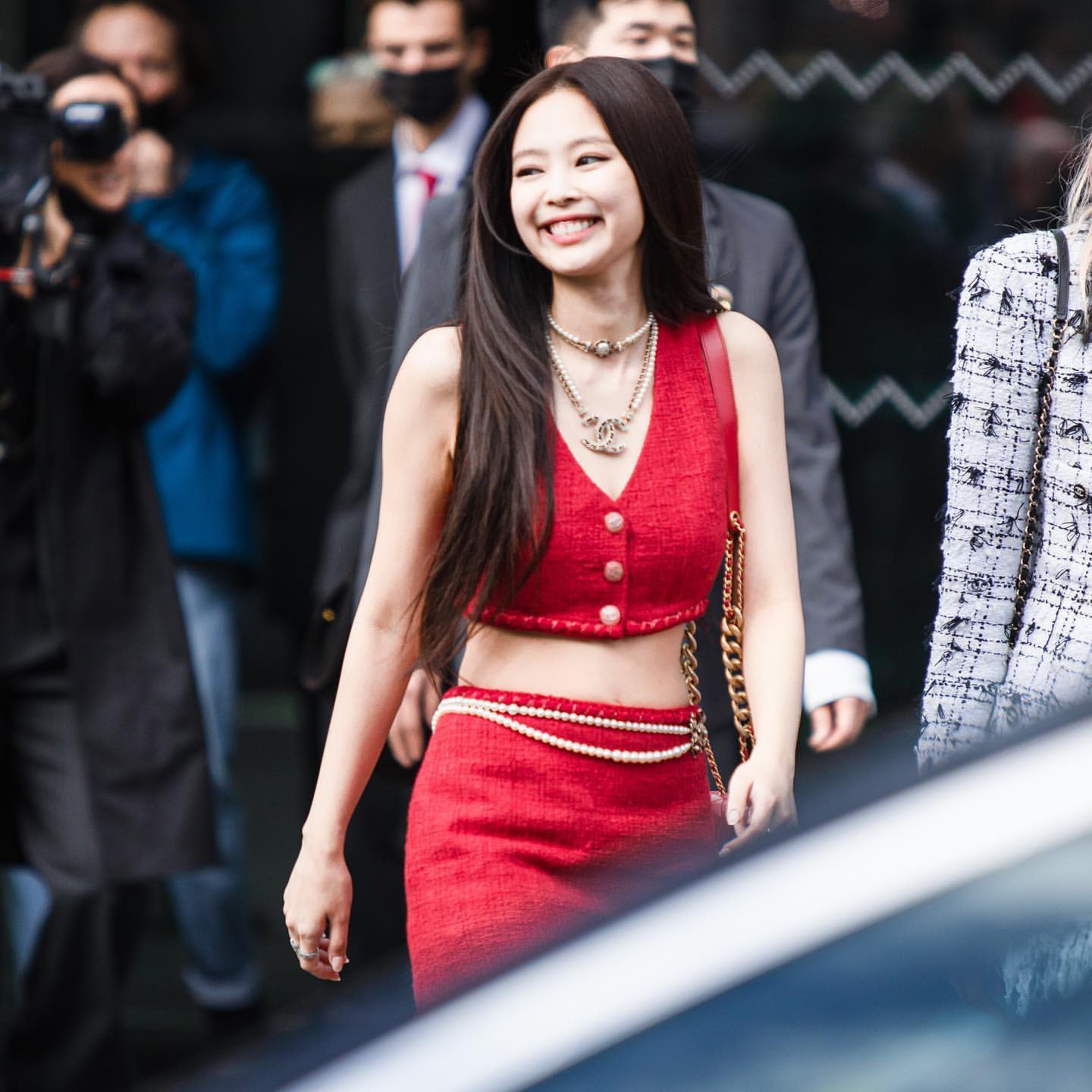 Sau khi những hình ảnh này được đăng tải, người ta tấm tắc ngợi khen "Red Jennie".