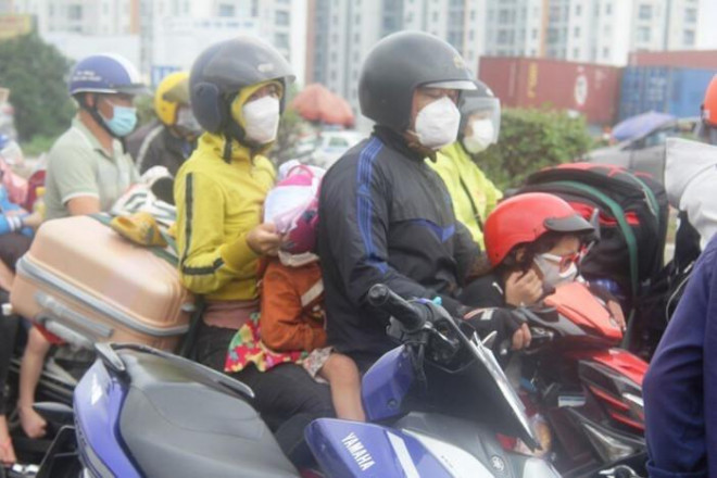 Người dân đi xe máy về quê trên QL1 đoạn cầu Đồng Nai ngày 5/10.