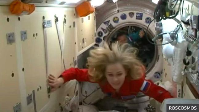 Diễn viên Yulia Peresild vào trong khoang của ISS. (Ảnh: Roscosmos)