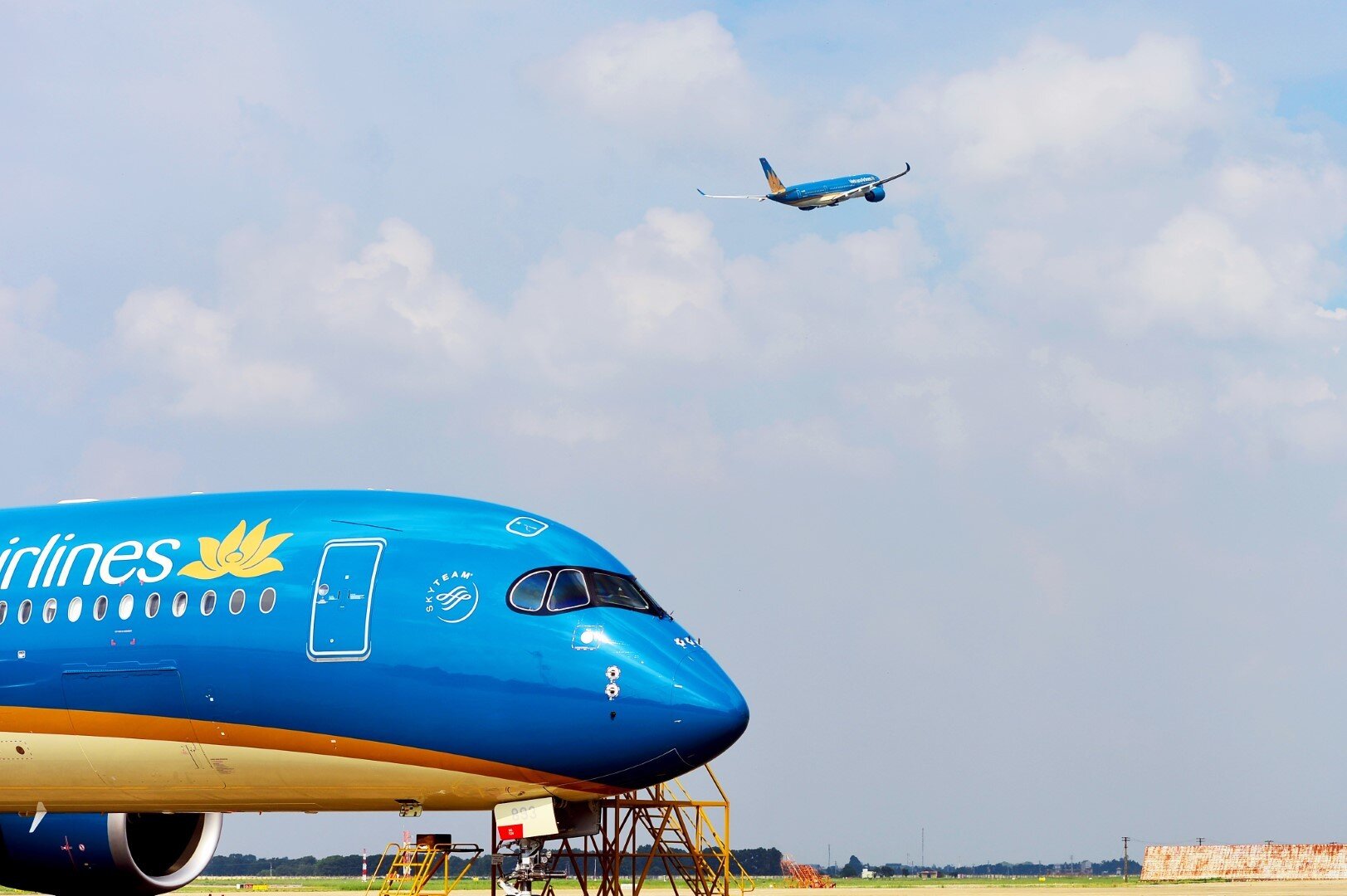 Vietnam Airlines và Pacific Airlines dự kiến khôi phục các đường bay hai chiều giữa TP.HCM và Thanh Hóa, Nha Trang, Tuy Hòa, Quy Nhơn, Phú Quốc với tần suất mỗi hãng 1 chuyến/ngày. Vietnam Airlines cũng mở lại đường bay hai chiều giữa TP.HCM và Huế với tần suất 1 chuyến/tuần, đường bay một chiều từ Vinh đến TP.HCM với tần suất 2 chuyến/tuần. Đối với các đường bay còn lại, Vietnam Airlines và Pacific Airlines đang tiếp tục theo sát chỉ đạo của cơ quan chức năng trên cơ sở thống nhất ý kiến với các địa phương để xây dựng lịch bay và mở bán vé. Các hãng sẽ thông báo kế hoạch khai thác các đường bay ngay sau khi nhận được sự chấp thuận của các cơ quan chức năng và các địa phương liên quan.