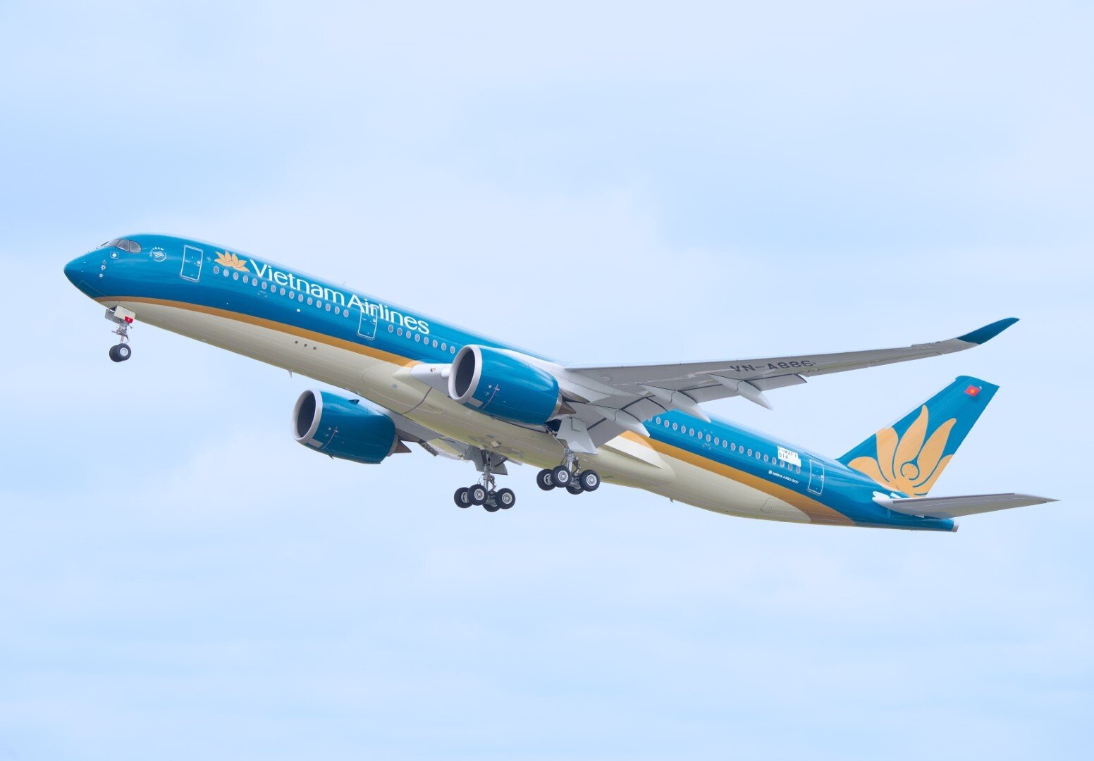 Lãnh đạo Vietnam Airlines cho biết: Do kế hoạch khai thác có thể bị thay đổi theo tình hình dịch bệnh và yêu cầu của nhà chức trách, Vietnam Airlines và Pacific Airlines đã xây dựng chính sách hoàn, đổi vé linh hoạt cho hành khách. Đặc biệt, hành khách mua vé của Vietnam Airlines trong giai đoạn từ nay đến ngày 31/10/2021 sẽ được miễn toàn bộ phí đổi vé.