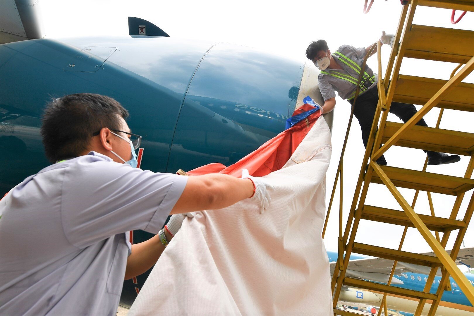 Bạt che động cơ được gỡ bỏ khi tàu bay chuẩn bị khai thác trở lại. Các động cơ tàu bay sẽ phải trải qua một số công tác kiểm tra, bảo dưỡng và nổ máy thử để đảm bảo tính khả phi (khả năng cất cánh an toàn).