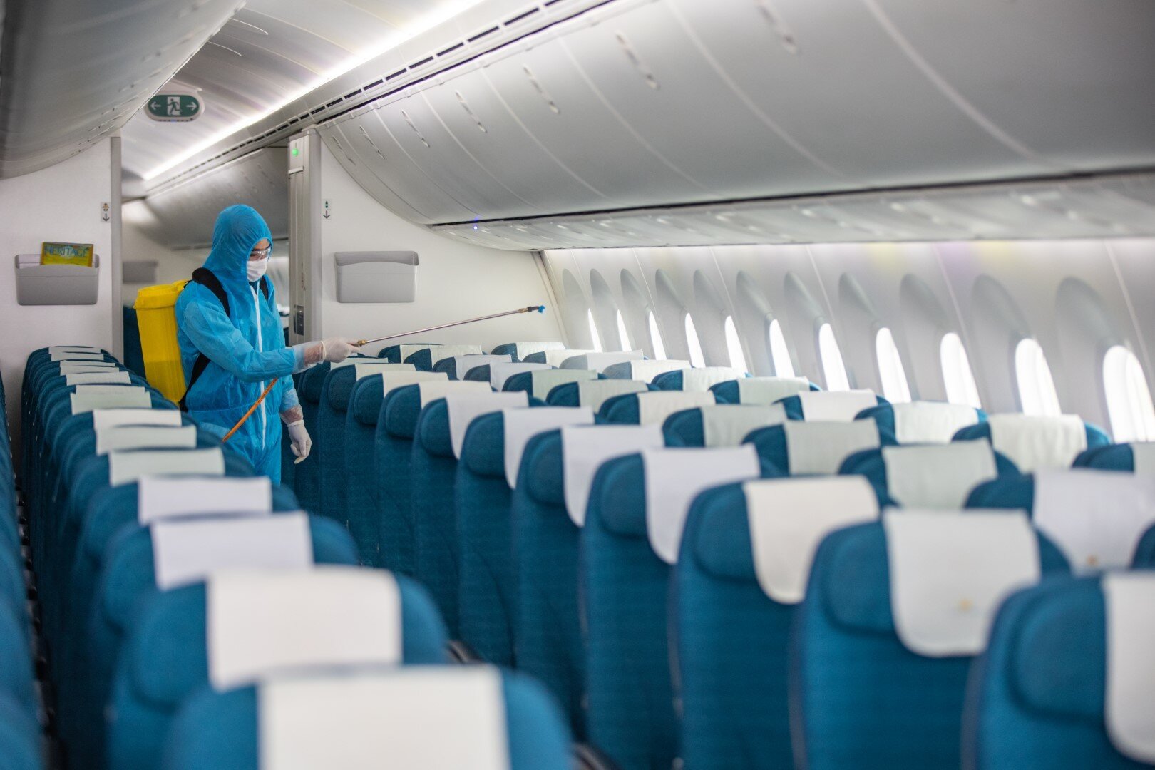 Bên cạnh chuẩn bị kỹ thuật đảm bảo an toàn bay, Vietnam Airlines sẽ áp dụng nghiêm ngặt các biện pháp phòng dịch khi nối lại khai thác, như thường xuyên khử khuẩn tàu bay và trang thiết bị mặt đất, phục vụ khăn kháng khuẩn trên chuyến bay… 100% người lao động tuyến đầu như phi công, tiếp viên và nhân viên mặt đất của Vietnam Airlines cũng đã tiêm vaccine.