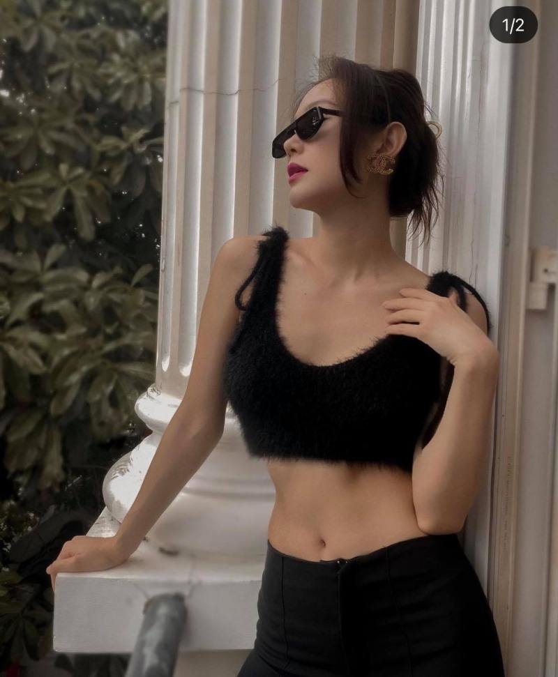 &nbsp;Một trong những kiểu áo được Minh Hằng yêu thích là áo croptop, với kiểu dáng và chất liệu phong phú. Những chiếc áo này vừa mang lại sự năng động, trẻ trung vừa tôn lên nét đẹp gợi cảm cho người mặc. Đa phần những trang phục mặc ở nhà của Minh Hằng đều là thiết kế basic từ phom dáng tới sắc màu.&nbsp;