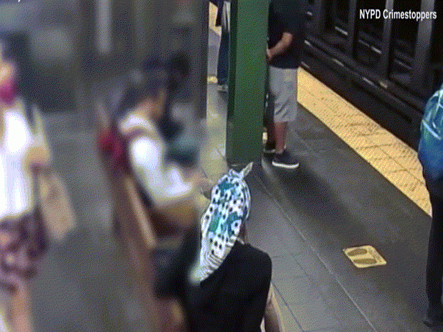 Người phụ nữ có hành động kinh hoàng ở tàu điện ngầm khiến dư luận khiếp sợ - 1