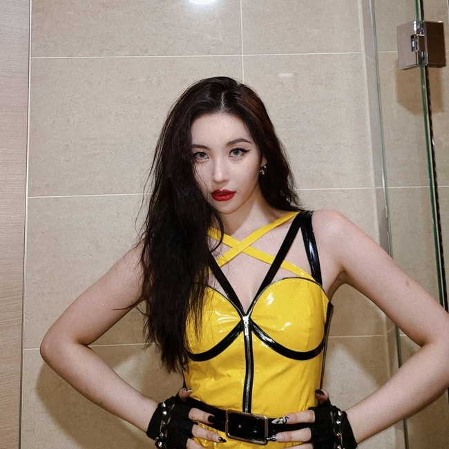 Sunmi ra mắt năm 2007 cùng&nbsp;Wonder Girls và trở thành&nbsp;hiện tượng của làng nhạc châu Á với loạt hit Tell me, So hot, Nobody,... Sau khi nhóm tan rã và tách ra solo, người đẹp 9X cũng tạo được dấu ấn riêng.&nbsp;
