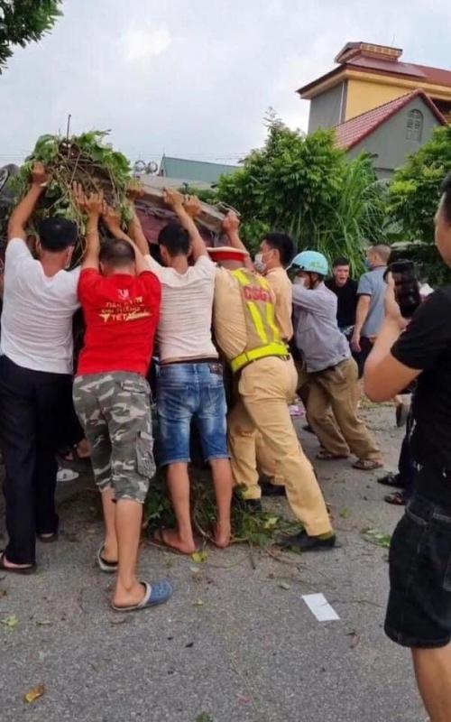 Công an Bắc Ninh cùng người dân lật chiếc xe tai nạn để cứu nạn nhân