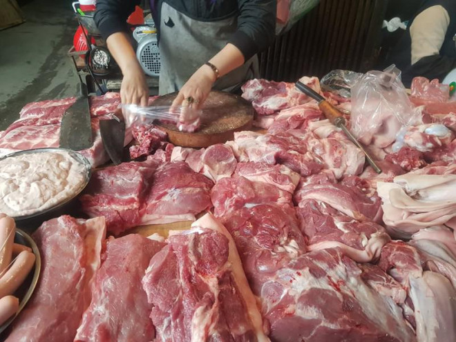 Giá thịt heo ngoài chợ đã giảm nhưng vẫn còn ở mức cao. Ảnh: AH