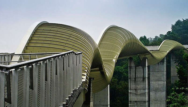 Henderson Waves: Đây là một địa điểm đi chơi dành cho cặp đôi thú vị ở Singapore, nơi bạn có thể đi dạo vào buổi tối và chiêm ngưỡng cây xanh tươi tốt của hòn đảo từ trên cao. Cây cầu được xây dựng theo hình dạng sóng và kiến ​​trúc hiện đại của nó khiến du khách thích thú.
