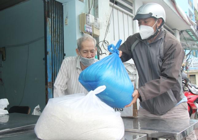 Nhiều người đã tìm đến góp thêm kinh phí và lương thực để ông bà nối dài cánh tay tình nguyện (Ảnh: Ngô Tùng)