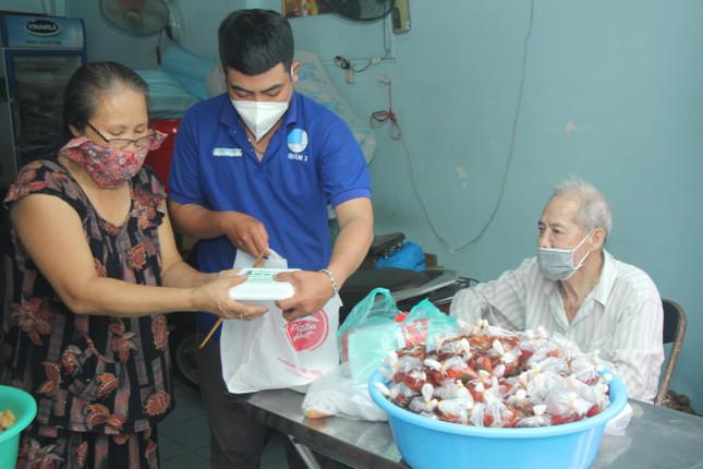 Nhờ sự san sẻ công việc, ông bà có thể làm mấy trăm phần cơm tặng bà con. - Ảnh: Ngô Tùng.