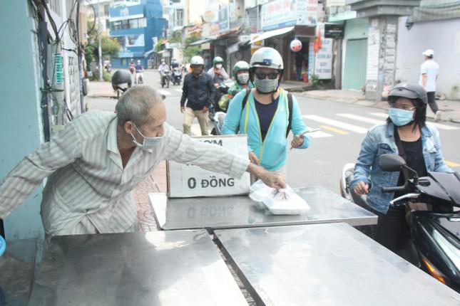 Ông Hồng gửi tặng phần cơm cho bà con.