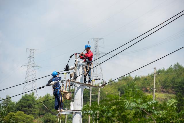 Theo báo chí Trung Quốc, dự kiến mức phát thải cao nhất vào khí quyển của nước này sẽ đạt đến vào năm 2030, ngoài ra Bắc Kinh cố gắng sẽ đưa mức ô nhiễm về bằng 0 vào năm 2060.