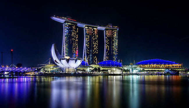 Marina Bay Sands: Marina Bay Sands là một trong những điểm thu hút du khách nhất Singapore dành cho các cặp đôi. Hãy tản bộ chậm rãi&nbsp;để thưởng thức màn trình diễn ánh sáng laser rất ngoạn mục chắc chắn sẽ khiến bạn phải trầm trồ.&nbsp;
