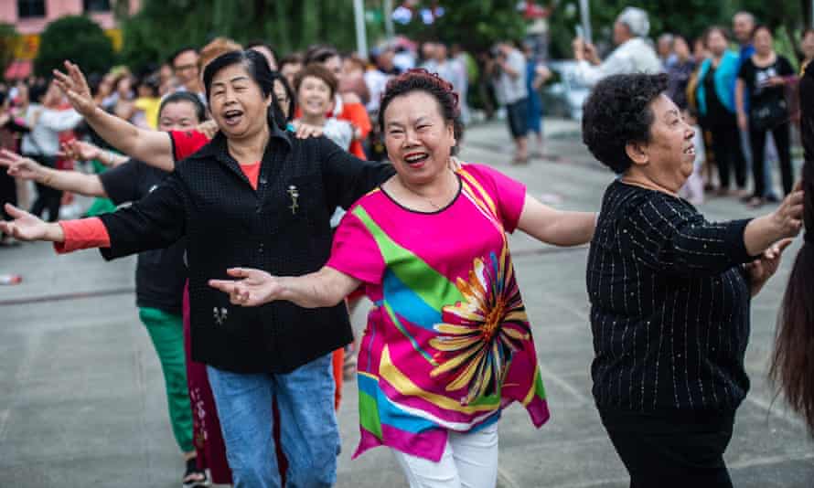 Việc các nhóm phụ nữ trung tuổi tụ tập thể dục vào mỗi buổi chiều khiến nhiều người trẻ ở Trung Quốc khó chịu (ảnh: Guardian)
