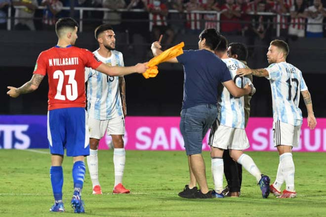 Các fan Paraguay đổ vào sân xin chụp ảnh với Messi sau 90 phút đội nhà vất vả ngăn cản anh