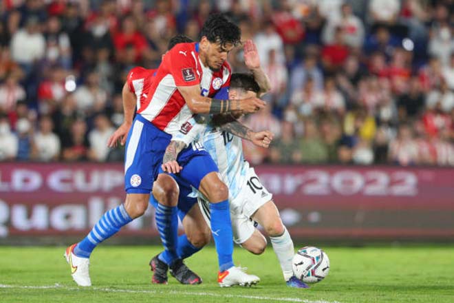 Cầu thủ Paraguay thay nhau &#34;chặt chém&#34; Messi, fan sau trận xông vào xin chụp ảnh - 2