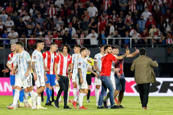 Cầu thủ Paraguay thay nhau &#34;chặt chém&#34; Messi, fan sau trận xông vào xin chụp ảnh - 5