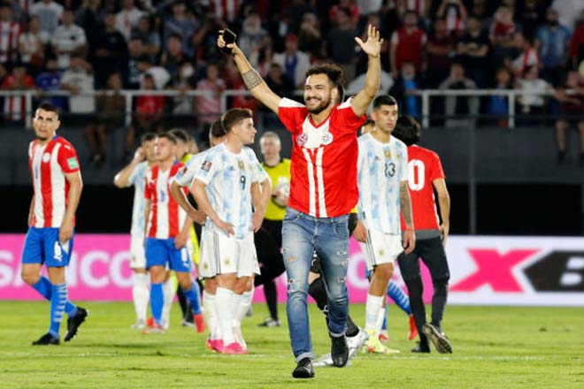 Cầu thủ Paraguay thay nhau &#34;chặt chém&#34; Messi, fan sau trận xông vào xin chụp ảnh - 7