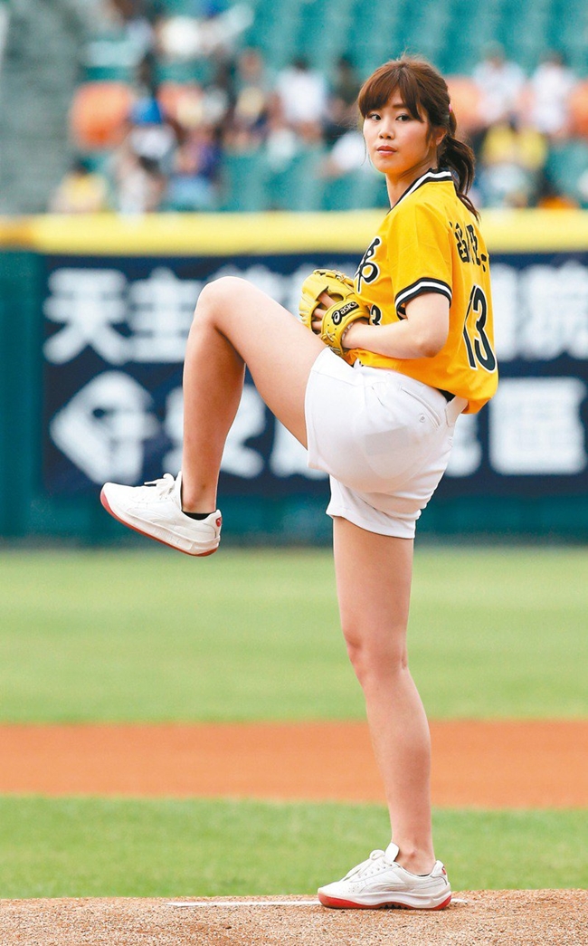 Ami Inamura là người mẫu, diễn viên kiêm vận động viên bóng chày nổi tiếng của Nhật Bản. Người đẹp sinh năm 1996 được mệnh danh là "nữ thần bóng chày" của xứ sở hoa anh đào. 
