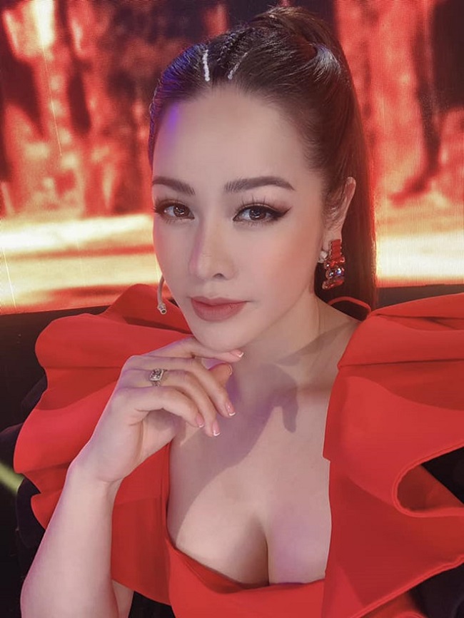 Nhật Kim Anh là ca sĩ, diễn viên nổi tiếng của showbiz Việt. Ngoài ra cô cũng là người đẹp mát tay trong kinh doanh.
