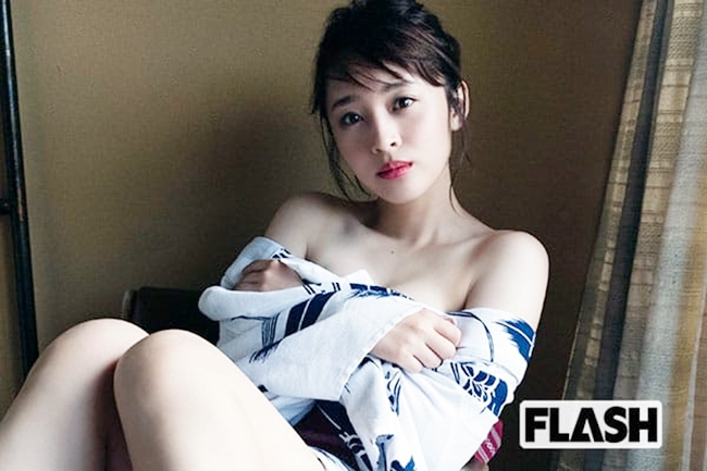 Người đẹp 9X ra mắt vào năm 2014 với tư cách người mẫu, diễn viên. Sở hữu thân hình nóng bỏng với số đo 83 - 59 - 83 cm, Misaki Jinbu nhanh chóng được nhiều nhà sản xuất để mắt tới. 
