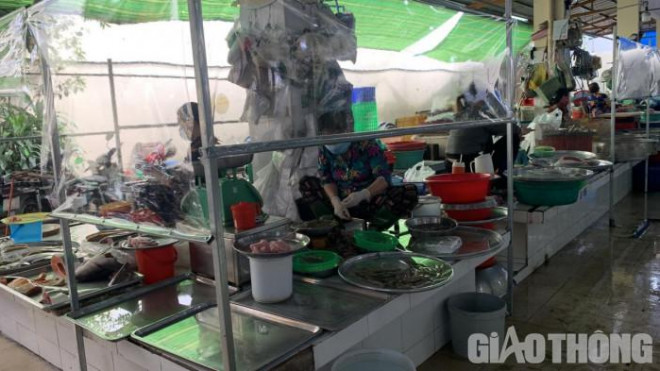 Quầy bán thực phẩm tươi sống bên trong chợ truyền thống vắng khách