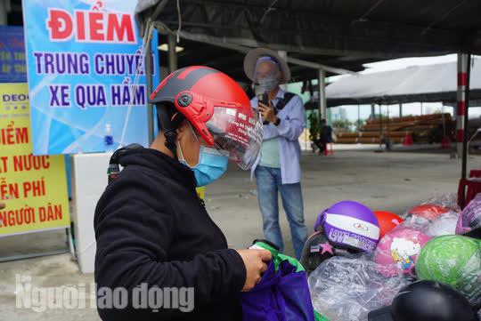 Người thanh niên này chọn được một áo ấm và nón bảo hiểm mới ngay phiên chợ 0 đồng. Trong 2 ngày chạy từ phía Nam về quê,anh dùng chiếc nón bảo hiểm cũ kỹ.