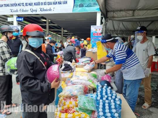 Nhiều người rất vui và xúc động khi nhận được những món quà tuy đơn giản nhưng vô cùng thiết thực và ấm áp. Hành trình về quê của người dân đã đỡ vất vả hơn khi được tiếp sức thêm những đôi dép mới, đôi bao tay, chiếc áp ấm, áo mưa... đến những chai dầu gió, nước tăng lực