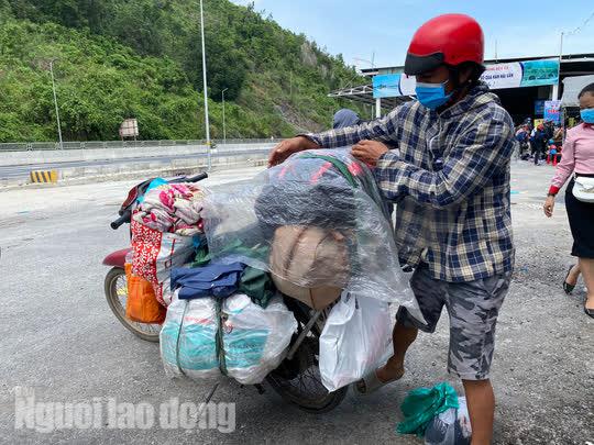 Vợ chồng anh Nguyễn Văn Vinh và chị Nguyễn Thị Hiền - quê huyện Quỳnh Lưu, tỉnh Nghệ An được Phòng CSGT Đà Nẵng tặng xe máy mới. Anh Vinh tháo hành lý trên chiếc xe cũ để chuẩn bị sang qua xe mới nhằm tiếp tục hành trình. Vợ chồng anh Vinh cùng con gái nhỏ 3 tuổi từ huyện Bình Chánh, TP HCM bắt đầu về quê từ ngày 7-10, đến trưa ngày 9-10 thì tới Trạm trung chuyển Hải Vân trên chiếc xe cũ kỹ được mua với giá 2 triệu đồng.