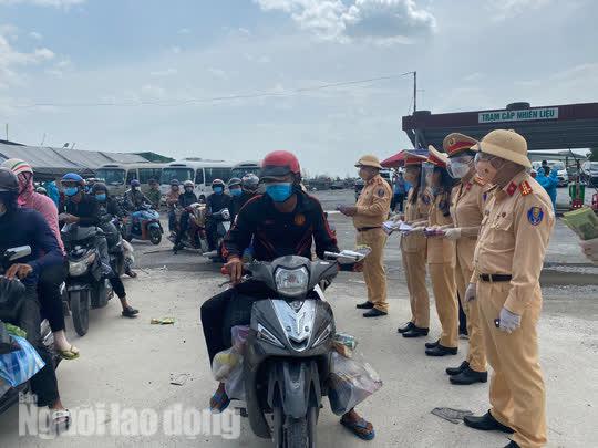 Cũng trong ngày 9-10, Phòng CSGT Công an TP Đà Nẵng đã tổ chức phát quà cho bà con về quê tại Trạm trung chuyển Hải Vân. Mỗi người dân được phát 200.000 đồng, trẻ em được phát 100.000 đồng. Đại tá Phan Ngọc Truyền - Trưởng phòng CSGT Công an TP Đà Nẵng cho biết đơn vị đã huy động được 60.000.000 đồng để thực hiện buổi phát quà cho bà con