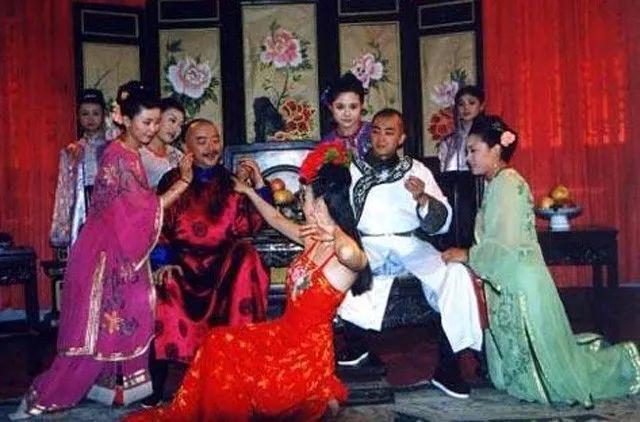 Là “mỹ nam” nổi tiếng Thanh triều, Hòa Thân có tới 9 người vợ và họ đều là những tuyệt sắc giai nhân (ảnh minh họa từ phim truyền hình Trung Quốc)