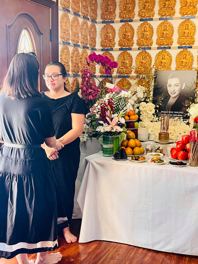 Wendy Phạm thay mặt gia đình thông báo tang lễ sẽ không nhận vòng hoa mà thay vào đó là tiền ủng hộ cho quỹ từ thiện mang tên Phi Nhung