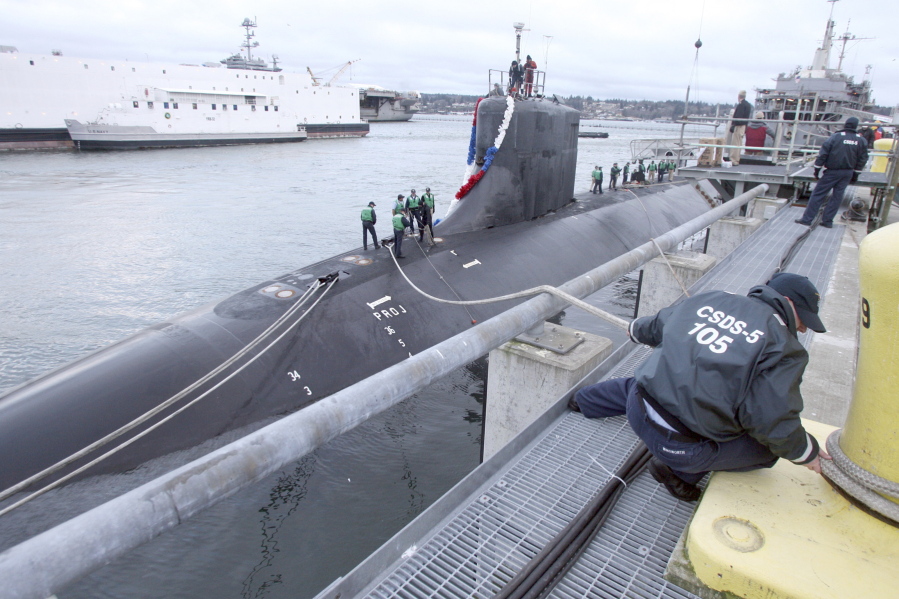 Tàu ngầm hạt nhân USS Connecticut neo tại một căn cứ hải quân năm 2008.