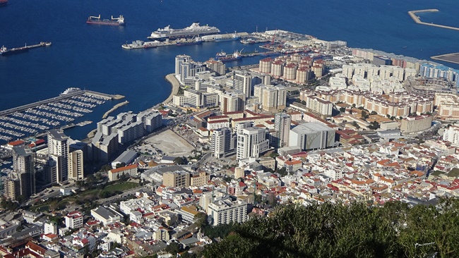 Đây là nơi mà có tỷ lệ tiêm chủng vắc xin phòng Covid-19 tới 119% dân số vào cuối tháng 9 (các đối tượng đủ điều kiện trừ trẻ dưới 12 tuổi). Sở dĩ có con số này là do Gibraltar đã tiêm cho tất cả dân trong đối tượng tiêm và thêm cả người từ Tây Ban Nha sang làm việc ở đây.
