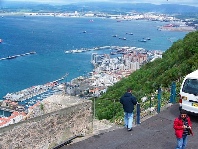 Gibraltar là vùng lãnh&nbsp;thổ hải ngoại thuộc Vương quốc Liên hiệp Anh và Bắc Ireland, nằm gần cực Nam bán đảo Iberia.
