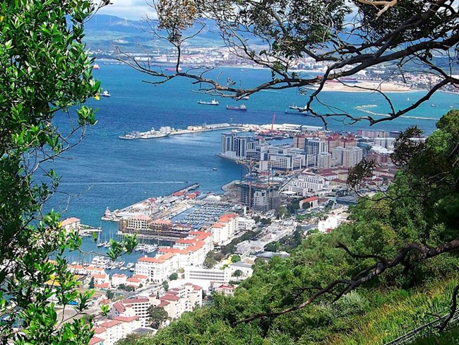 Một yếu tố khác đưa đến sự thịnh vượng cho Gibraltar là dịch vụ hàng hải, tàu biển nổi tiếng và lâu đời.
